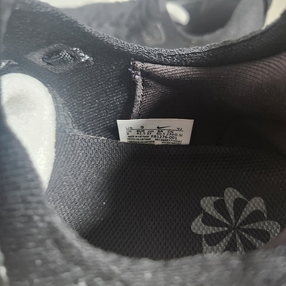 Nike Black Athletic Shoes with Sleek Design - Picture 10 of 10